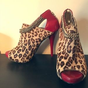 Guess Leopard print heel (Size 6)